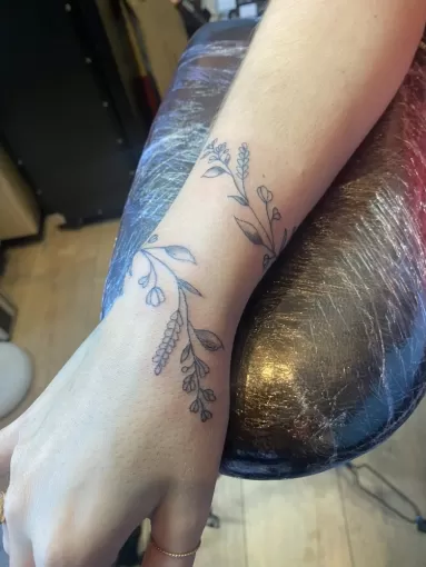 Tatouage bracelet floral réalisé à Mées., Dax, L'Encre du Paradis