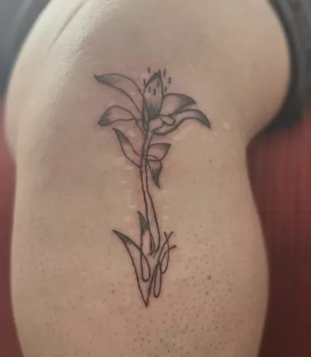 Tatouage sur cicatrice: floral effectué à Ondres., Dax, L'Encre du Paradis