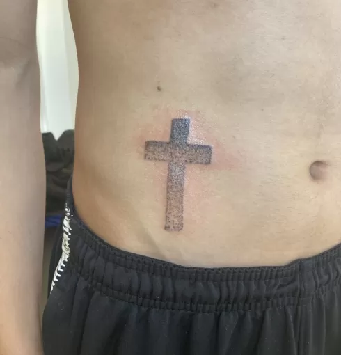 Tatouage religieux, uniquement en « dot » (pointillisme) dégradé tatoué sur Labouheyre., Dax, L'Encre du Paradis