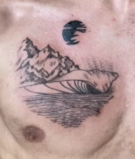 Tatouage vague et montagnes tatoué à Narrosse., Dax, L'Encre du Paradis