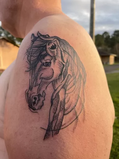 Tatouage cheval noir Moustey, Dax, L'Encre du Paradis