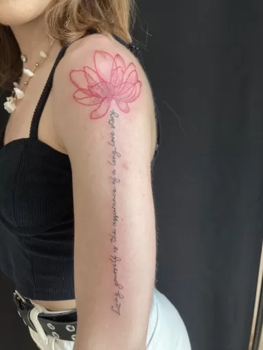 Tatouage réalisé par Zionlank de L’encre du Paradis, sur Tarnos. Tattoo écriture et fleur., Dax, L'Encre du Paradis