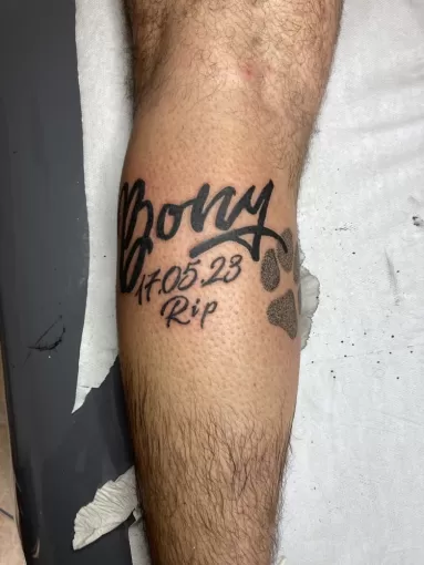 Tatouage en hommage à son animal de compagnie, réalisé sur Hossegor., Dax, L'Encre du Paradis