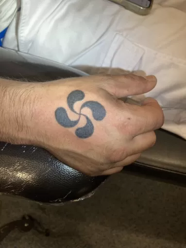 Croix basque tatouée sur Saint-Martin-de-Seignanx., Dax, L'Encre du Paradis
