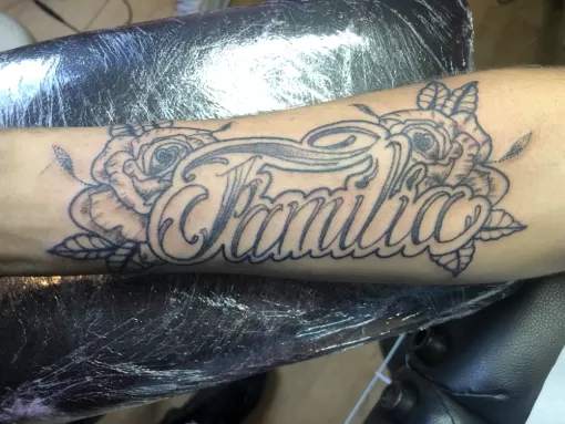 Tatouage écriture (lettering) pour la famille tatoué à Peyrehorade., Dax, L'Encre du Paradis
