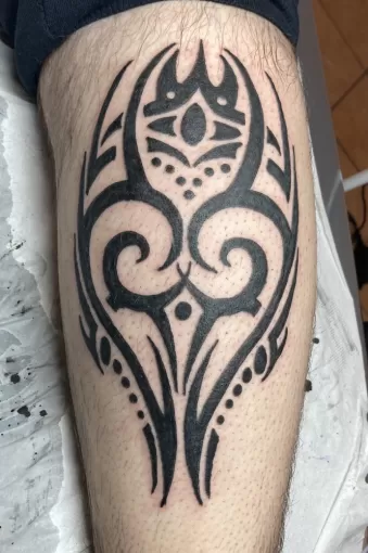 Tatouage tribal moderne sur mollet tatoué à Narrosse., Dax, L'Encre du Paradis