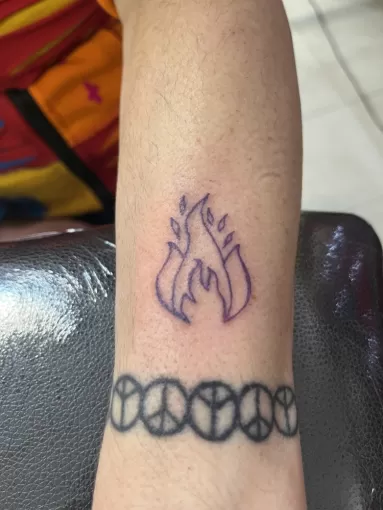 Tatouage Flamme Violette, tatouée sur Herm., Dax, L'Encre du Paradis