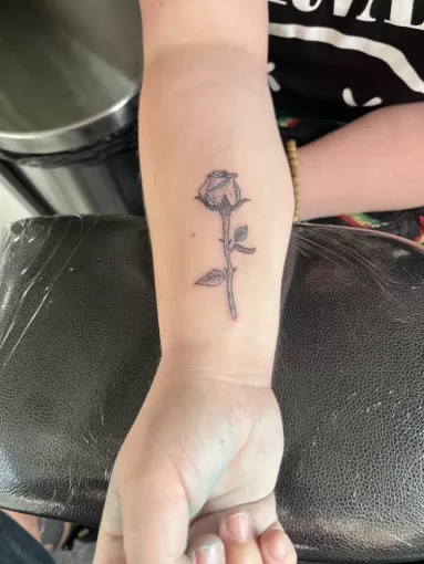 Tatouage rose simple sur avant-bras, tatouée sur Yzosse., Dax, L'Encre du Paradis