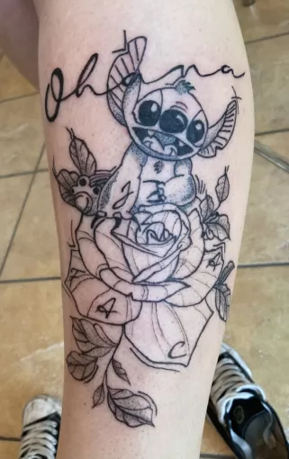 Tatouage de dessin animé: Stitch et fleur, tatoué sur Dax., Dax, L'Encre du Paradis