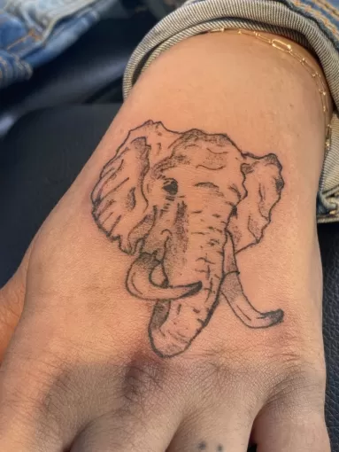 Tatouage tête d’éléphant africain sur main, tatoué à Morcenx., Dax, L'Encre du Paradis