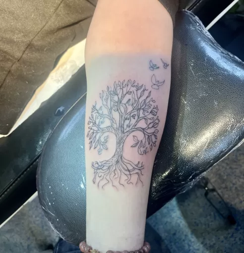 Tatouage arbre de vie sur avant-bras, avec colombes. Tatoué à Saint-Hilaire-du-Bois (33)., Dax, L'Encre du Paradis