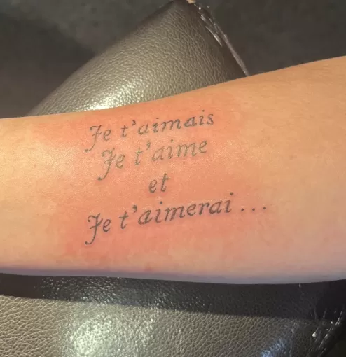 Tatouage écriture « calligraphie », sur avant-bras tatoué à Dax., Dax, L'Encre du Paradis