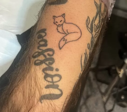 Tatouage animal (renardeau) en lignes fines et l’écriture « passion » cicatrisée (sans retouche) sur Saint-Martin-de-Seignanx., Dax, L'Encre du Paradis