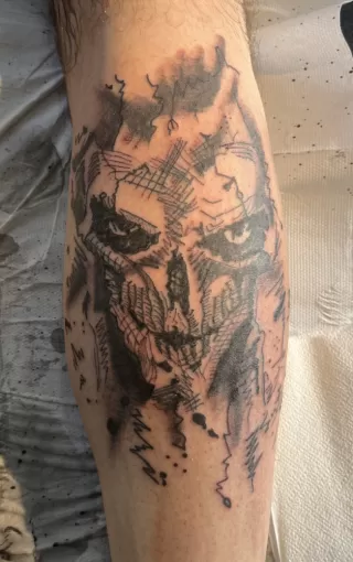 Tatouage « horreur » (trash), tête de mort; tatouée à Saint-Hilaire-du-Bois (33). Tattootruck., Dax, L'Encre du Paradis