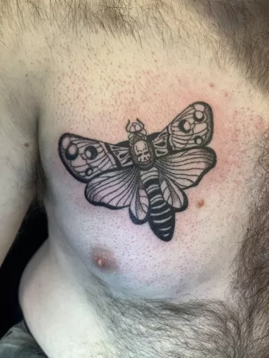 Tatouage du sphinx à tête de mort ou Acherontia atropos, papillon en noir tatoué sur Azur., Dax, L'Encre du Paradis