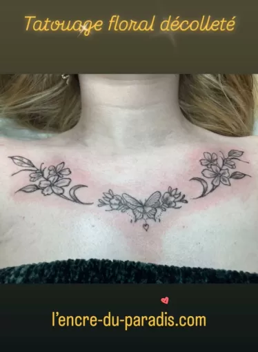 Tatouage féminin: floral et papillon sur décolleté, tatoué sur Dax., Dax, L'Encre du Paradis