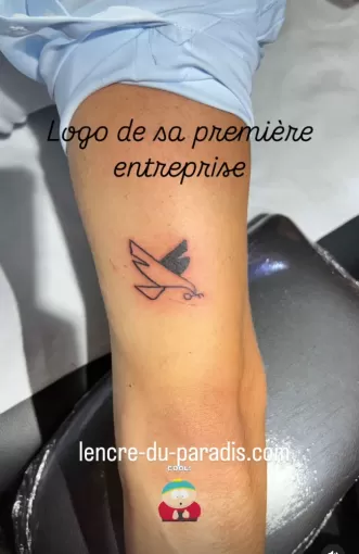 Tatouage logo entreprise pour son créateur, tatoué sur Biscarrosse., Dax, L'Encre du Paradis