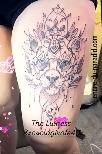 Tatouage lionne en version black; ornementale. Tatouée sur Dax., Dax, L'Encre du Paradis