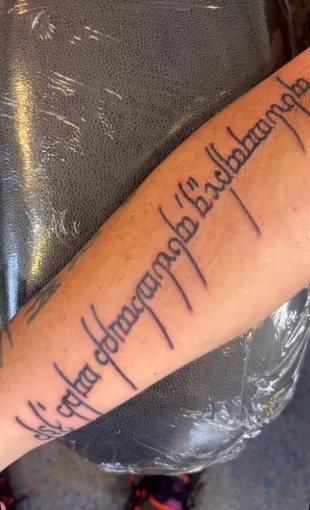 Tatouage écriture elfique sur avant-bras, tatoué sur Bassussarry., Dax, L'Encre du Paradis