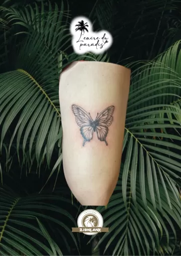 Tatouage papillon sur cuisse en noir, tatoué sur Tercis les Bains., Dax, L'Encre du Paradis