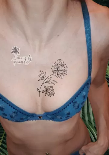 Projet de tatouage floral, pivoine discrète à tatouer sur une poitrine féminine…, Dax, L'Encre du Paradis