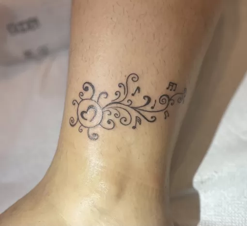 Tatoueur sur Dax et Nouvelle-Aquitaine. Tatouage féminin fineline réalisé sur Tosse., Dax, L'Encre du Paradis