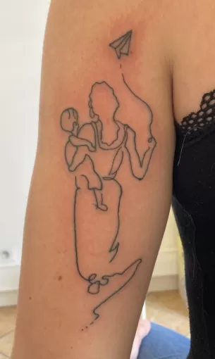 Tatouage en One Line représentant une maman et son enfant + avion pour un être cher disparu. Tatoué sur Pouillon., Dax, L'Encre du Paradis