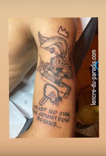 Tatoueur en tattootruck: création et tatouage d’un Disney en version « Thug Life ». Tatoué sur Saubusse., Dax, L'Encre du Paradis
