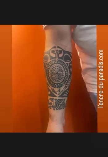 Tatoueur « polynésien » ayant réalisé un avant-bras maori avec la croix des Marquises. Tatoué sur Seignosse., Dax, L'Encre du Paradis