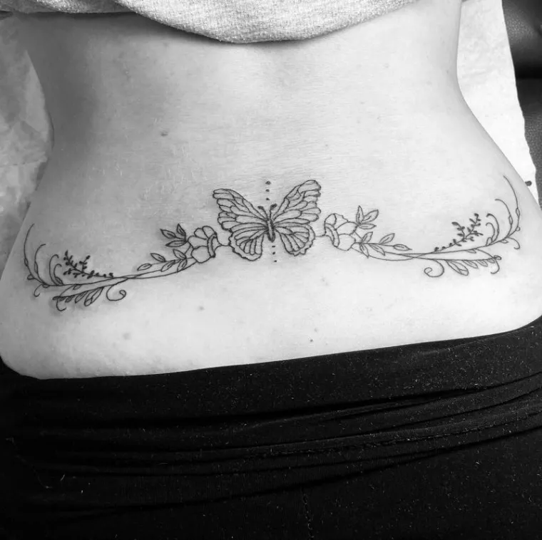 Se faire tatouer un tatouage avec des lignes fines lors d'une convention du tatouage, Dax, L'Encre du Paradis