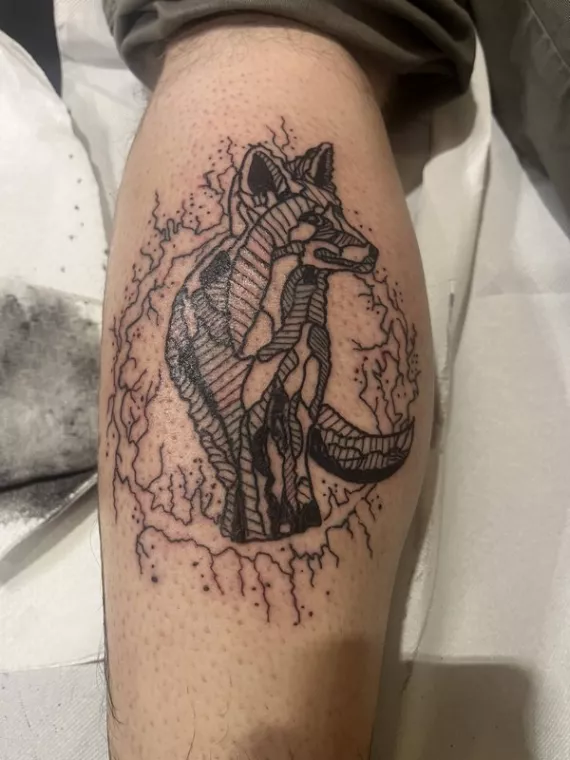 Tatouer un loup majestueux sur la jambe, Dax, L'Encre du Paradis