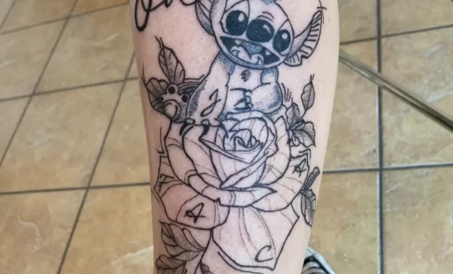 Stitch tatoué sur Pouillon, Dax, L'Encre du Paradis